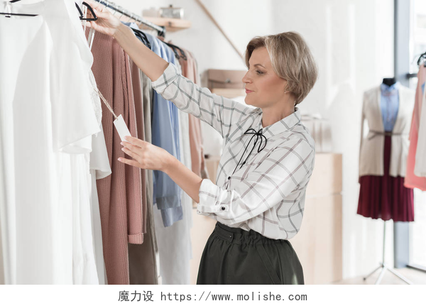 女人地望着衬衫的价格牌女人看着衬衫标签